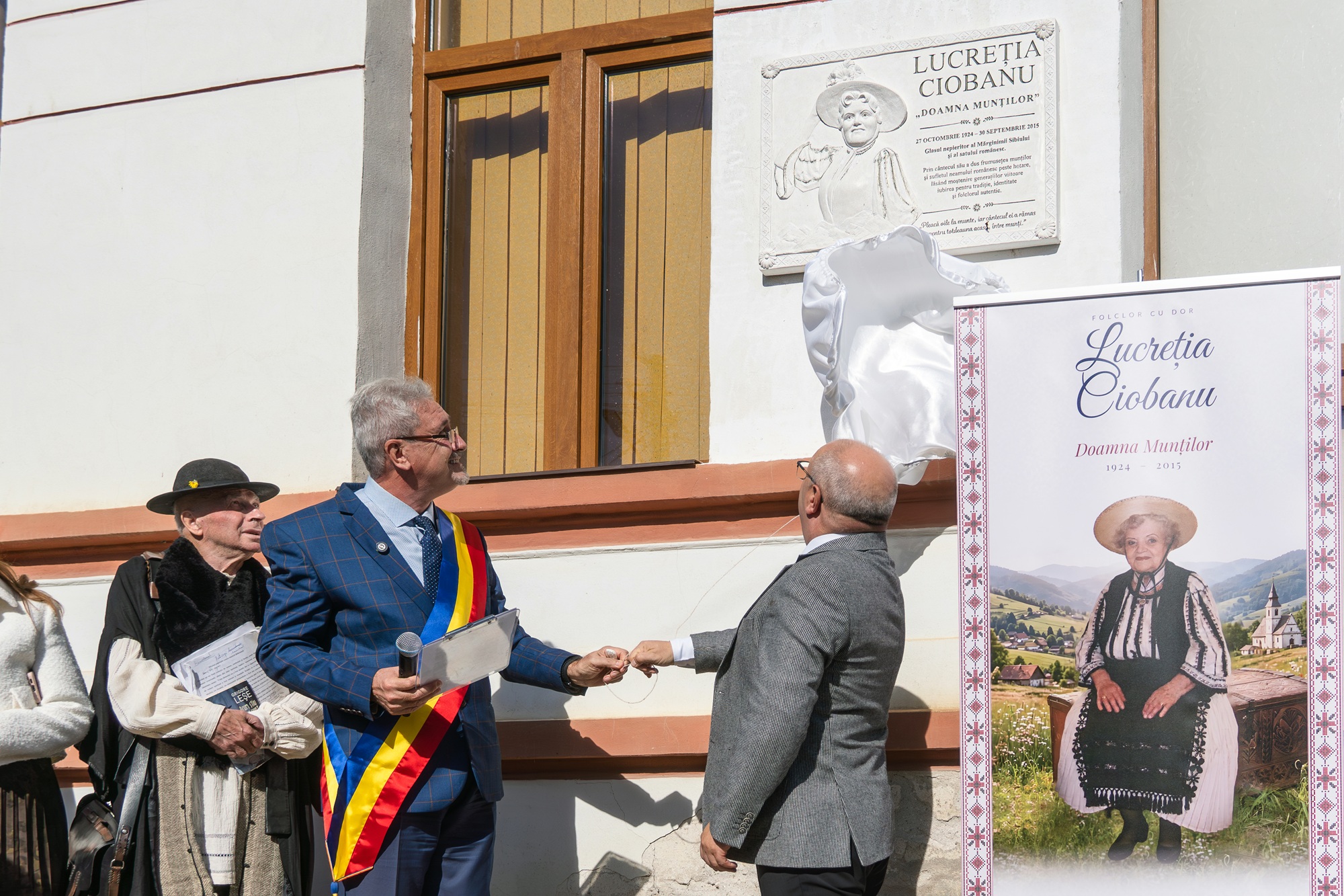 OCNA SIBIULUI: Interpreta Lucreţia Ciobanu, omagiată acasă
