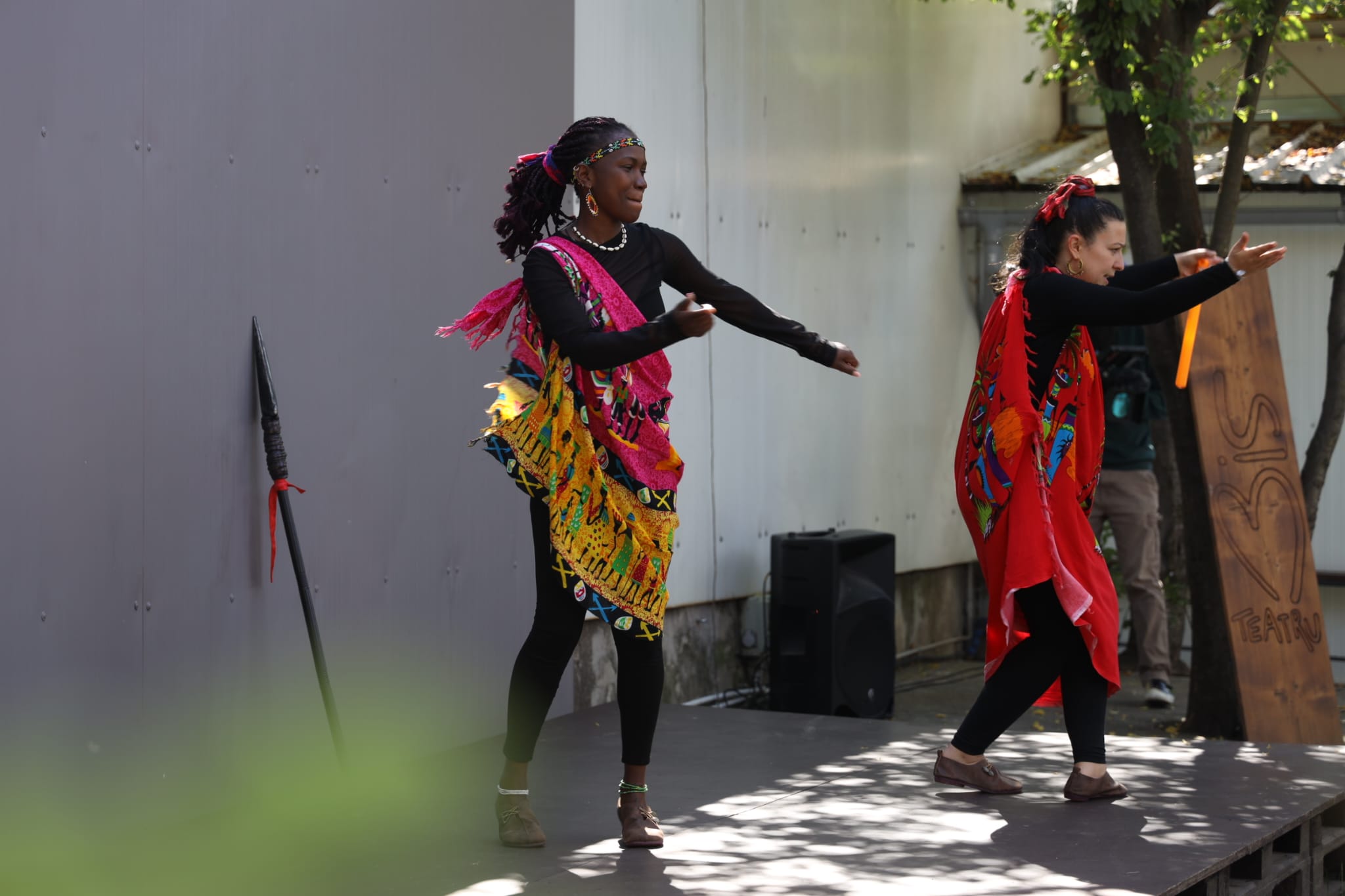BIS Teatru duce povești africane în școlile din Sibiu și Rășinari