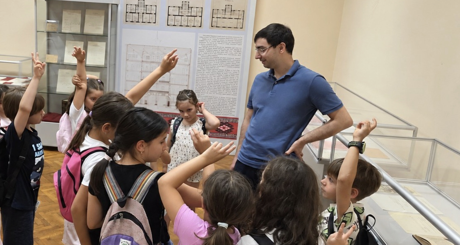 Ziua Educației, sărbătorită printre litere, povești și comori de patrimoniu la Biblioteca ASTRA