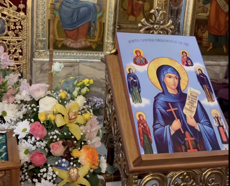 Veșmântul Sfintei Parascheva, spre închinare la Biserica „Sfântul Luca” din Sibiu