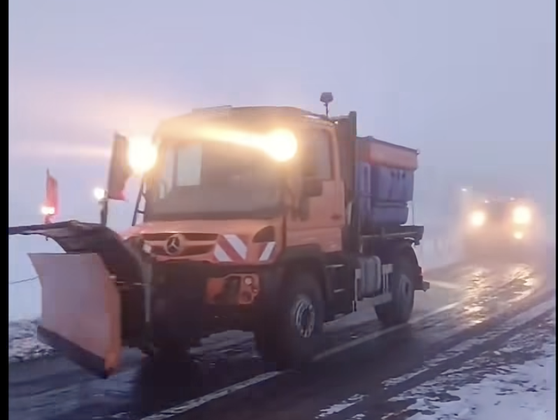 Ninge abundent pe Transfăgărășan, iar drumarii intervin cu utilaje la Bâlea Lac