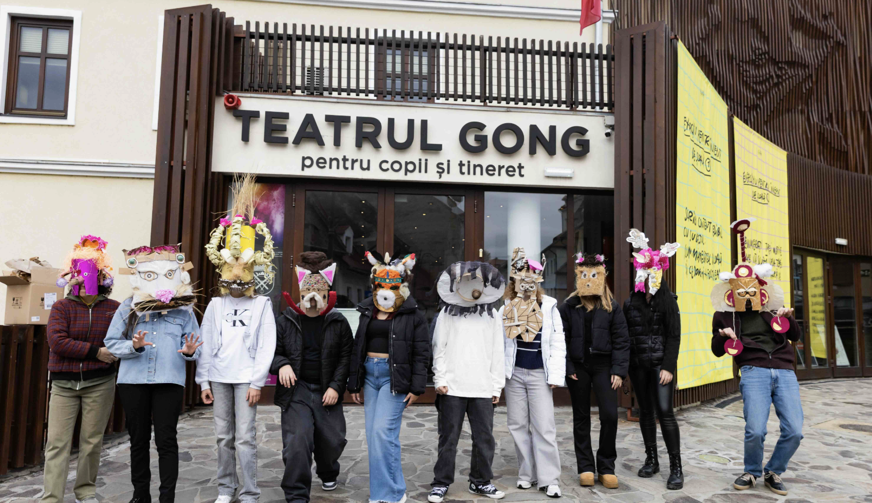 Adolescenții învață să spună povești prin măști, la Teatrul „Gong” din Sibiu