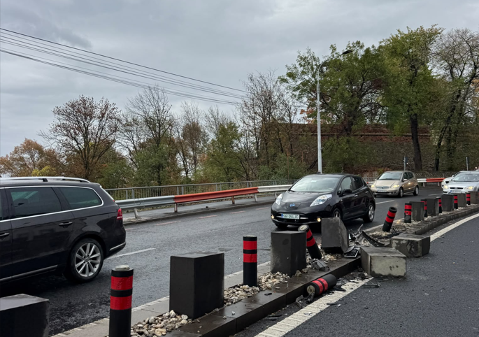 Mașină intrată în separatorul de sensuri de pe Șoseaua Alba Iulia. O persoană a ajuns la spital
