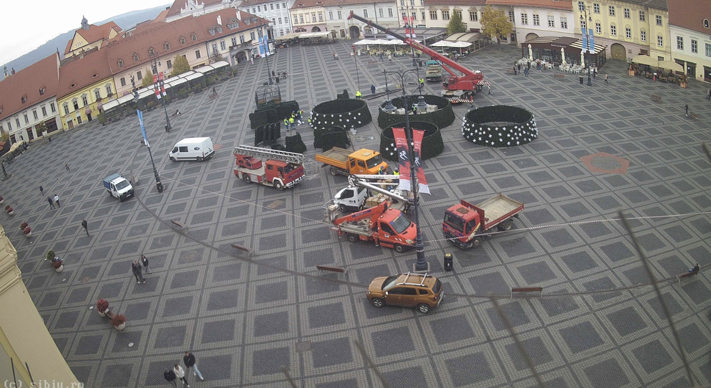 Se montează bradul de Crăciun în Piața Mare din Sibiu