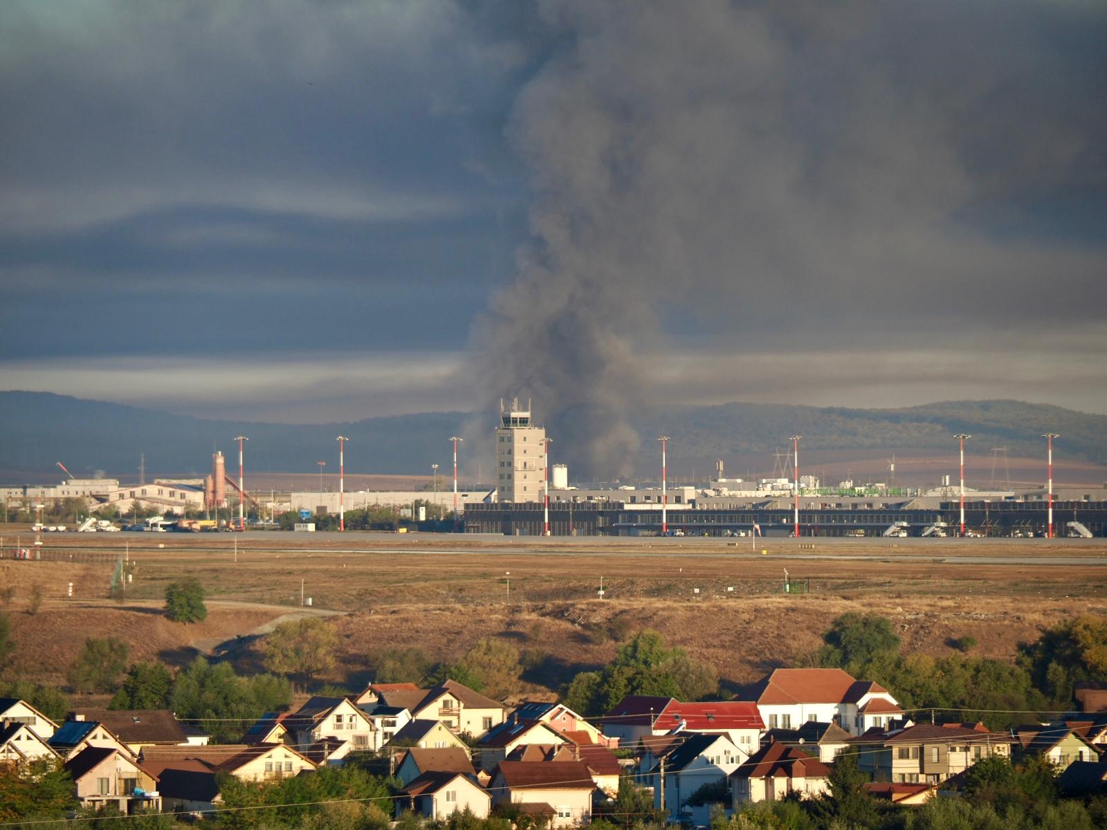 UPDATE: Pompierii intervin și acum pentru lichidarea incendiului de la depozitul de reciclare