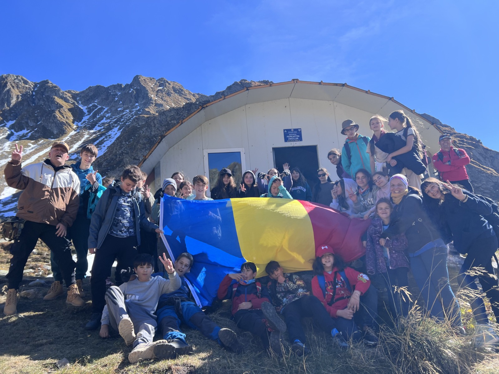 Elevi sibieni, lecție despre natură în Munții Făgăraș. Drumeția face parte dintr-un proiect al Consiliului Județean Sibiu