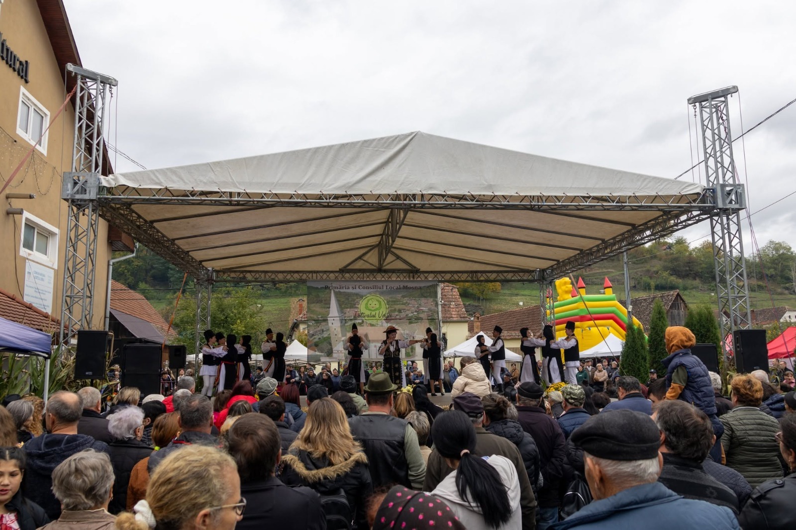 MOȘNA: Festivalul Verzei aduce în prim-plan tradițiile locale și „Claca de sarmale”