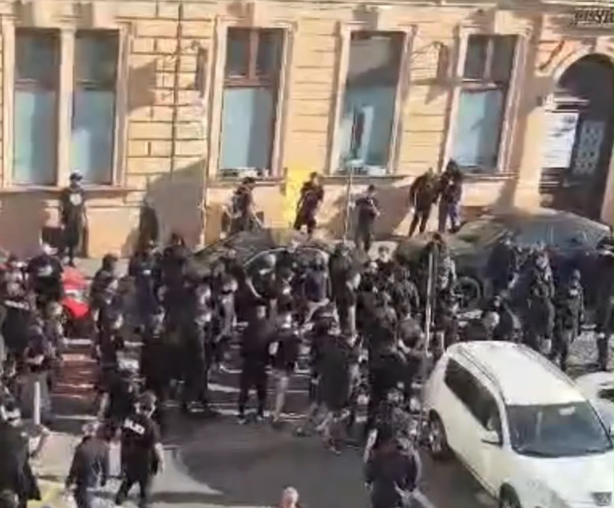(VIDEO) Incidente violente cu suporterii Stelei şi ai lui Poli Timişoara în centrul Sibiului. Forţele de ordine au folosit spray-uri lacrimogene