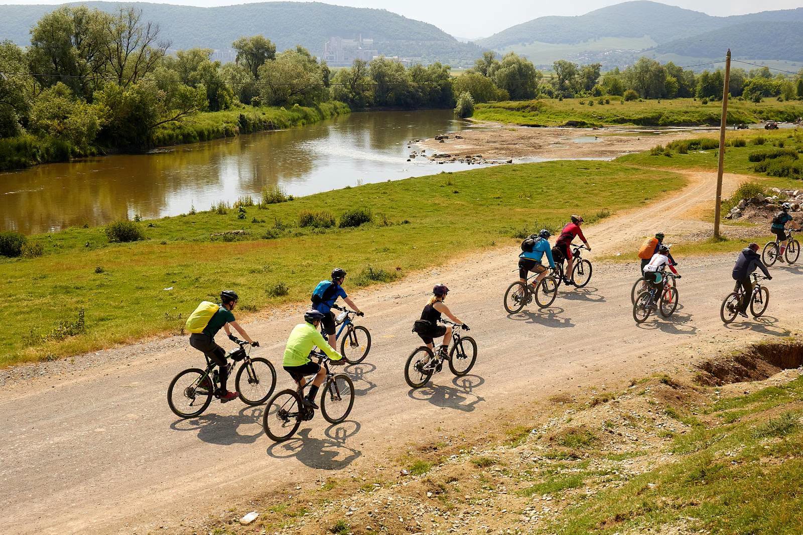150 de cicliști pornesc mâine într-o tură de 60 de kilometri prin Țara Oltului. Scurte resticții pe DN 1