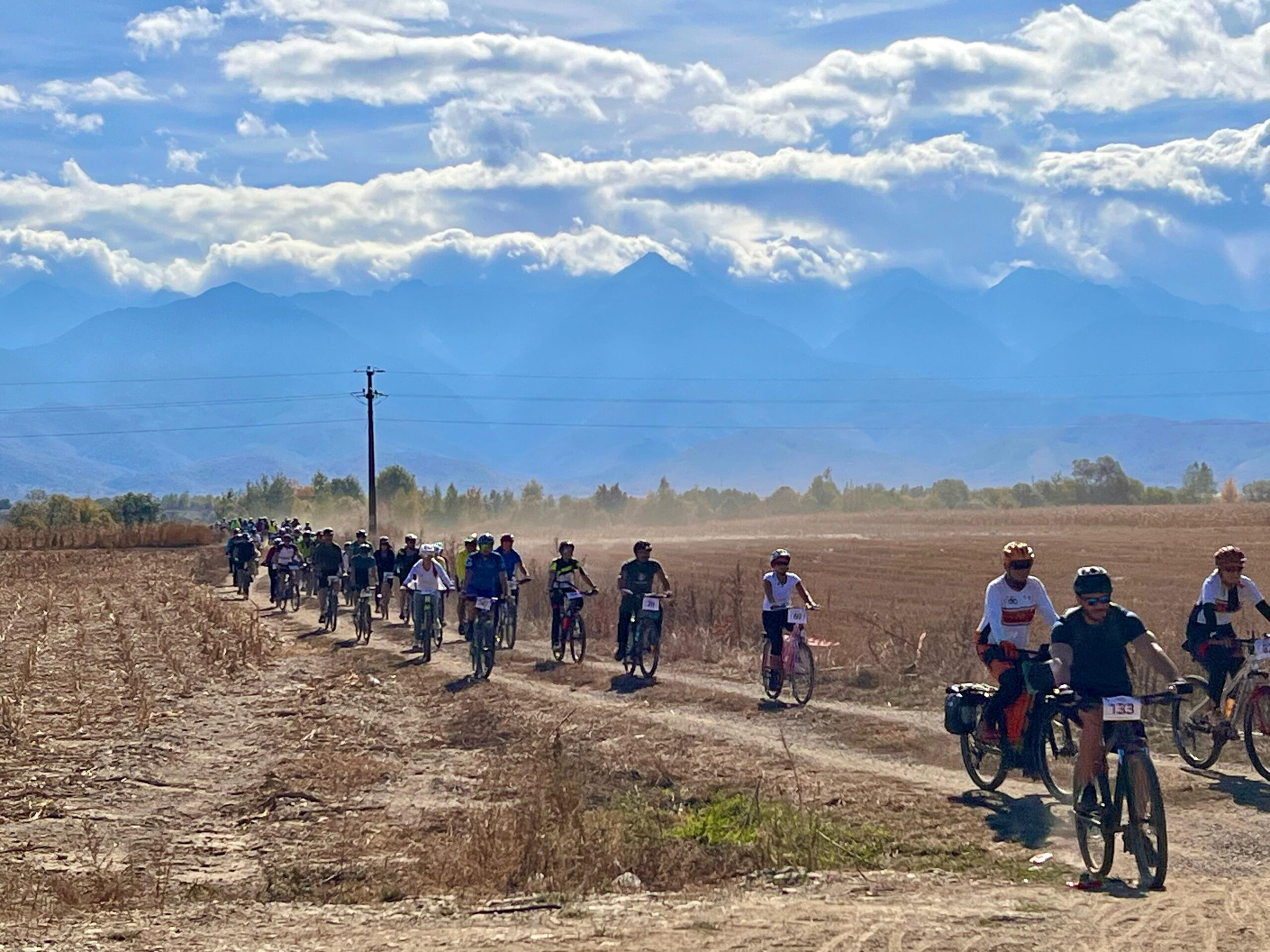 Peste 200 de bicicliști la „Pedalează și vizitează”. Un campion nevăzător i-a dăruit o medalie președintei Cîmpean