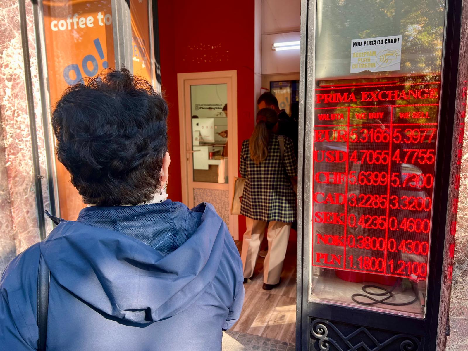 5,4 lei pentru un euro la casele de schimb din Sibiu. „Ne-a crescut chiria”