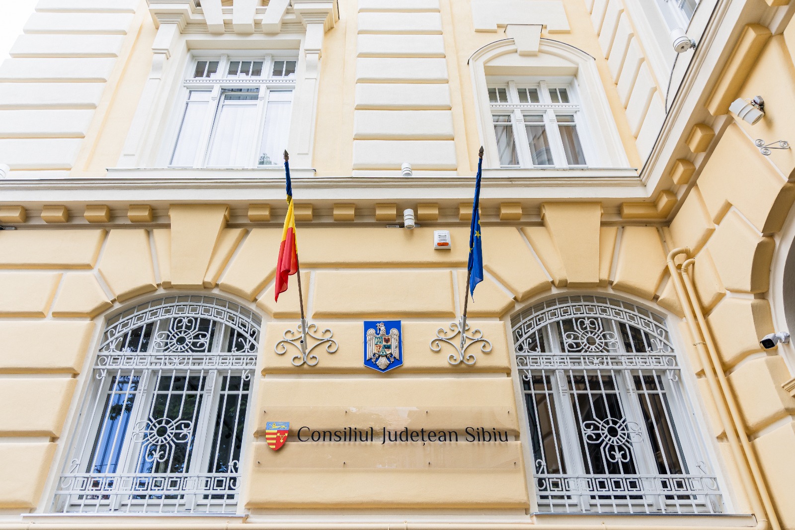 Peste 2.500 de panouri fotovoltaice pentru trei spitale și Muzeul ASTRA. CJ Sibiu votează azi o investiție de 10,4 milioane de lei
