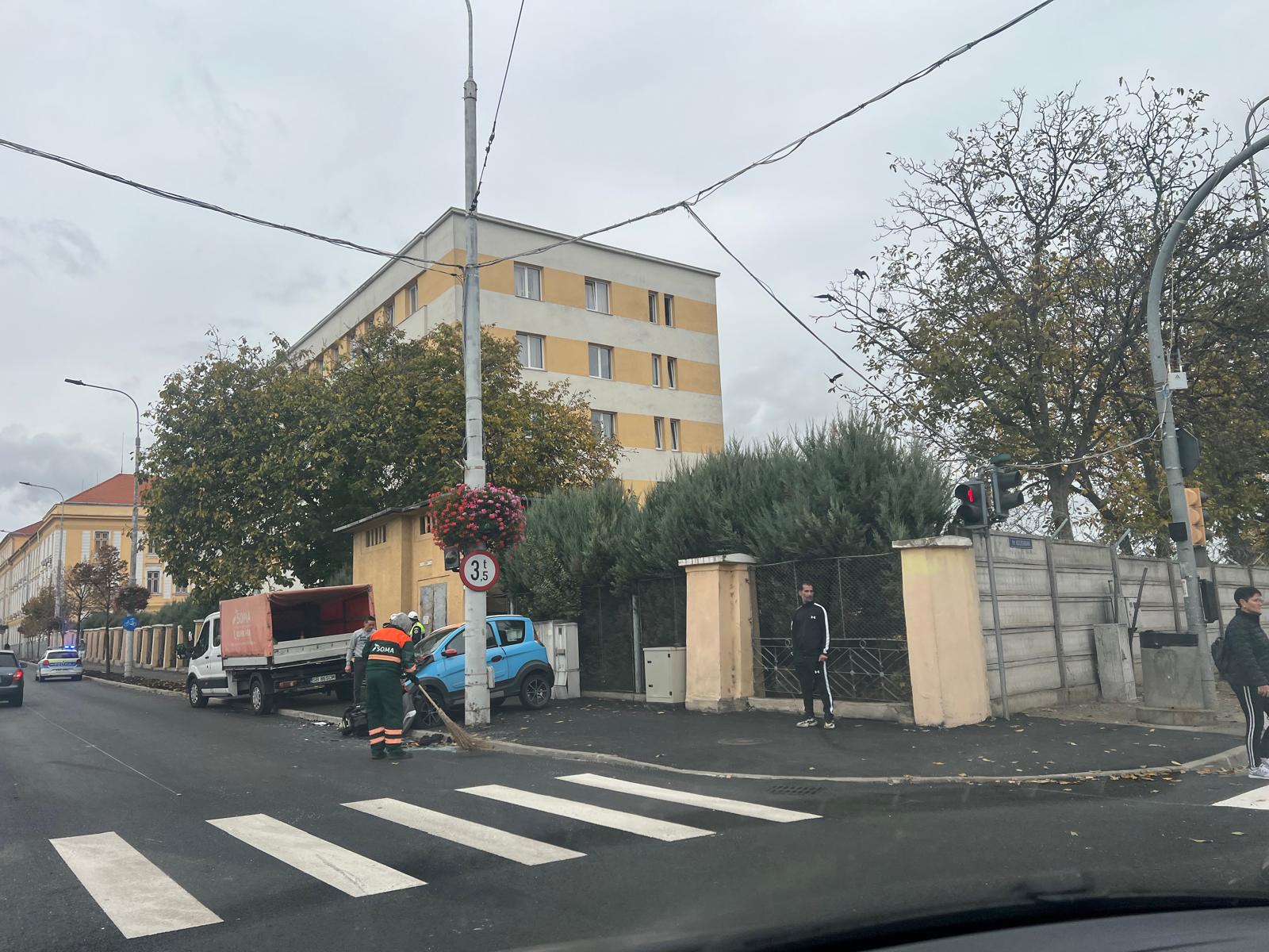 Două mașini s-au ciocnit pe Bulevardul General Vasile Milea: la volanul uneia se afla un adolescent de 16 ani