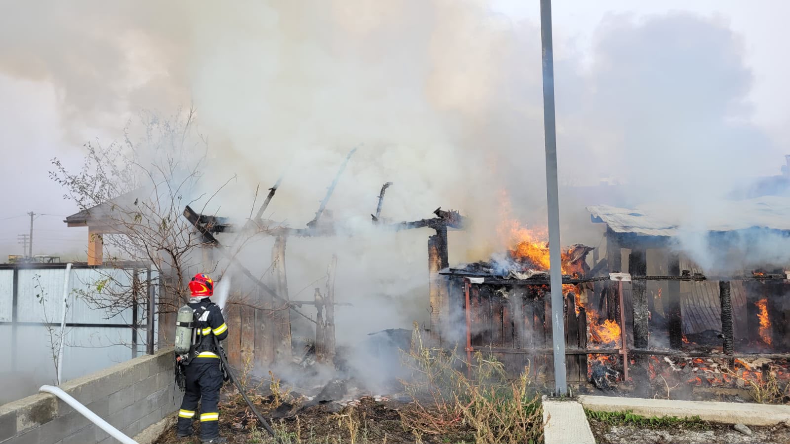 Incendiu la Cârța: o anexă a ars complet, iar 36 de păsări și un câine au murit