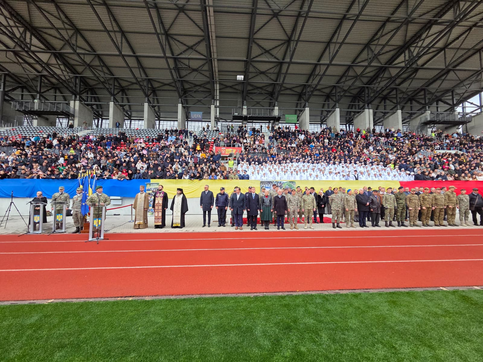FOTO: Jurământ militar, în premieră pe Stadionul Municipal: 447 de studenți au promis credință României