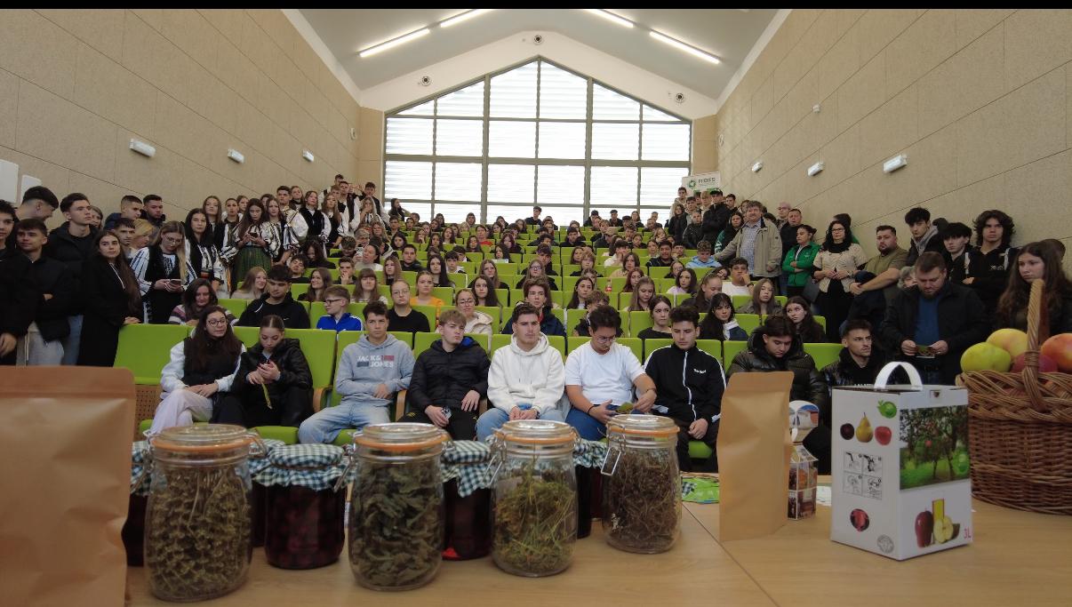 400 de liceeni au participat la Apple Lab Farm, la ferma universitară din Rusciori