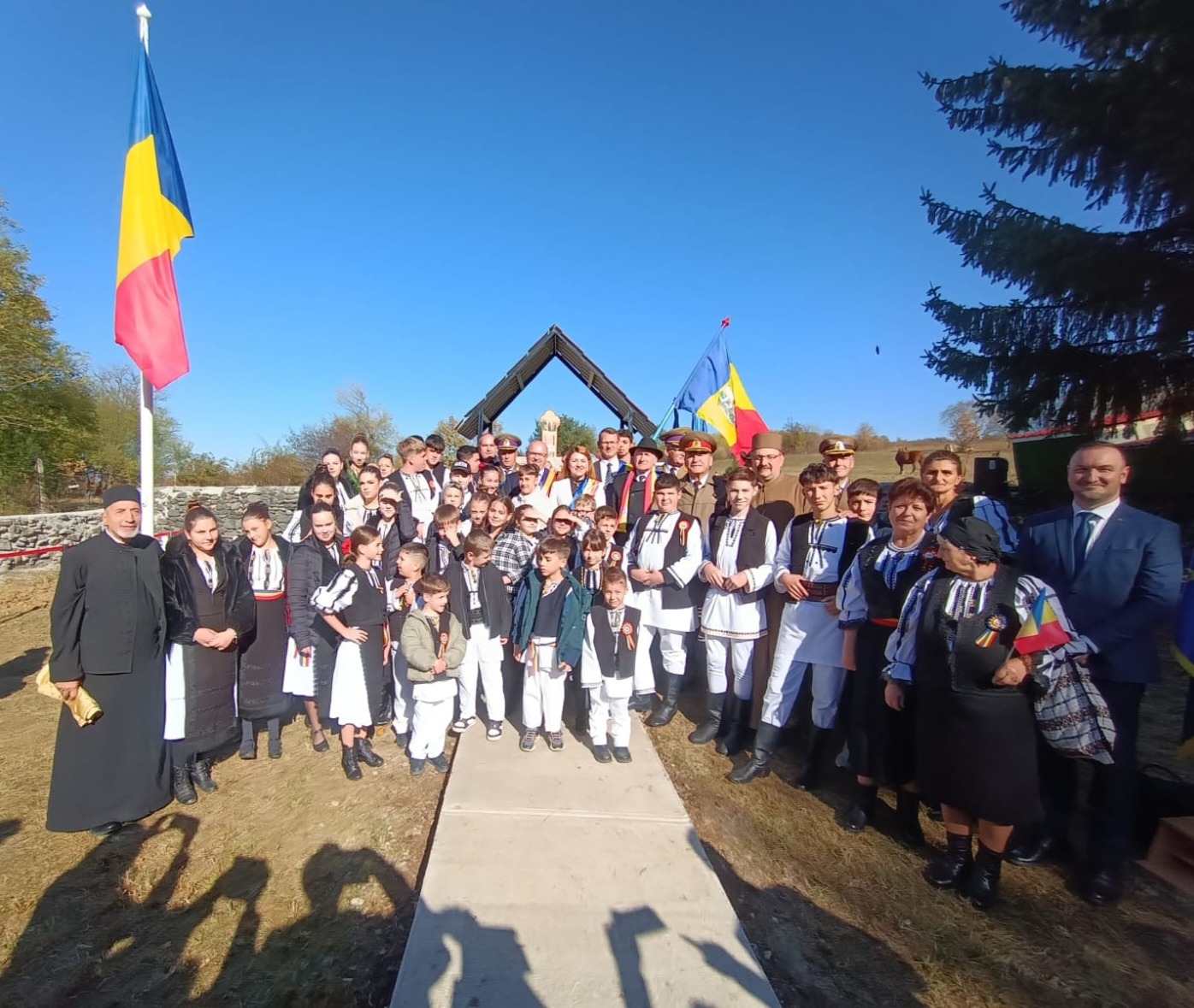 Tricolorul a fost înălțat în Cimitirul Eroilor din Sebeșu de Jos. Adrian Bibu: „Avem datoria să nu uităm niciodată sacrificiul lor”