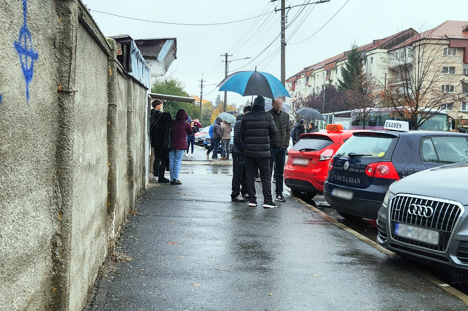 Zeci de ani de nepăsare | Zero condiții pentru candidații examenului auto: ore de așteptare în frig, ploaie și fără toaletă