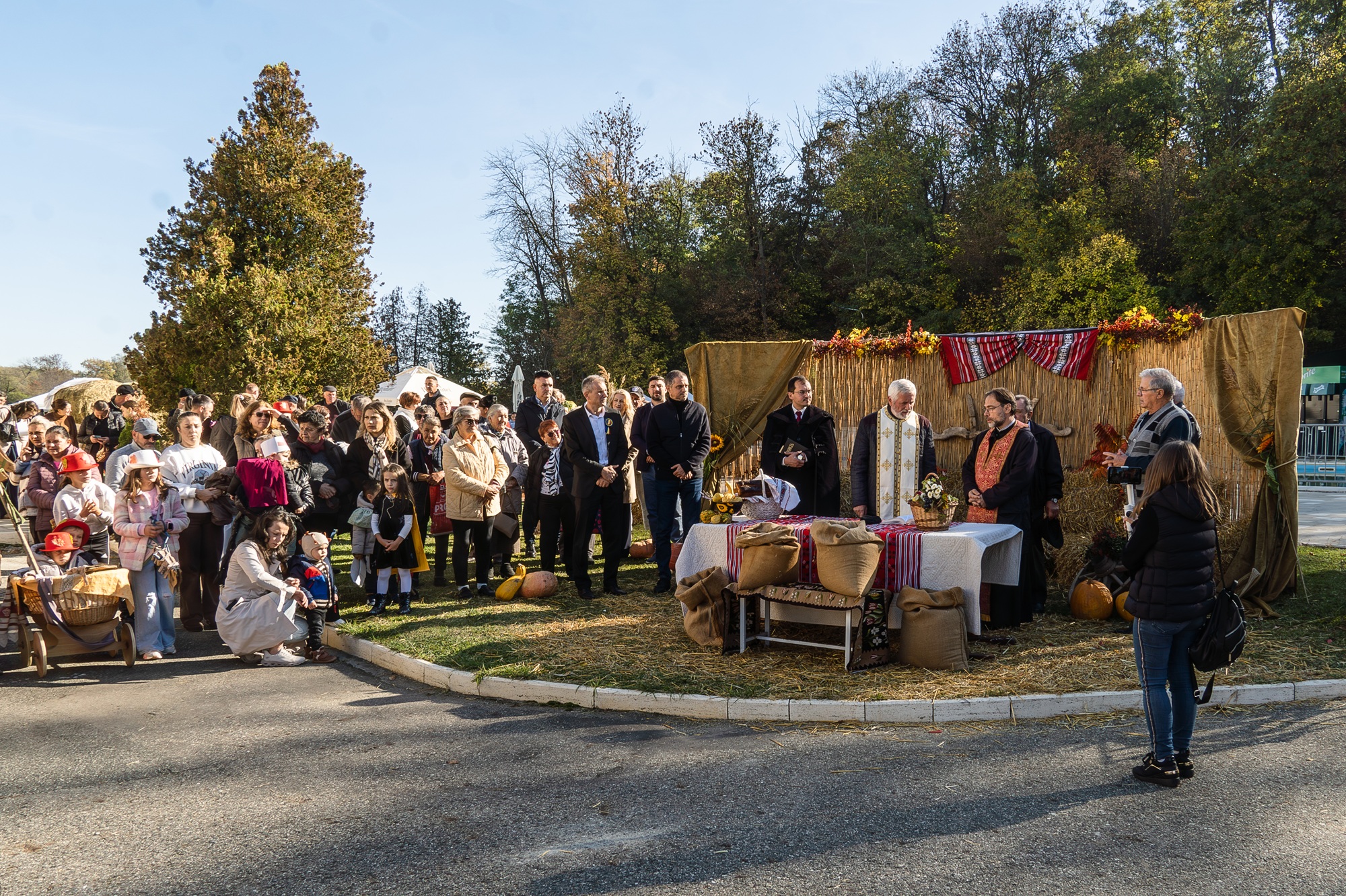 OCNA SIBIULUI: Ziua Recoltei a adus tradițiile, muzica și voia bună în mijlocul comunității