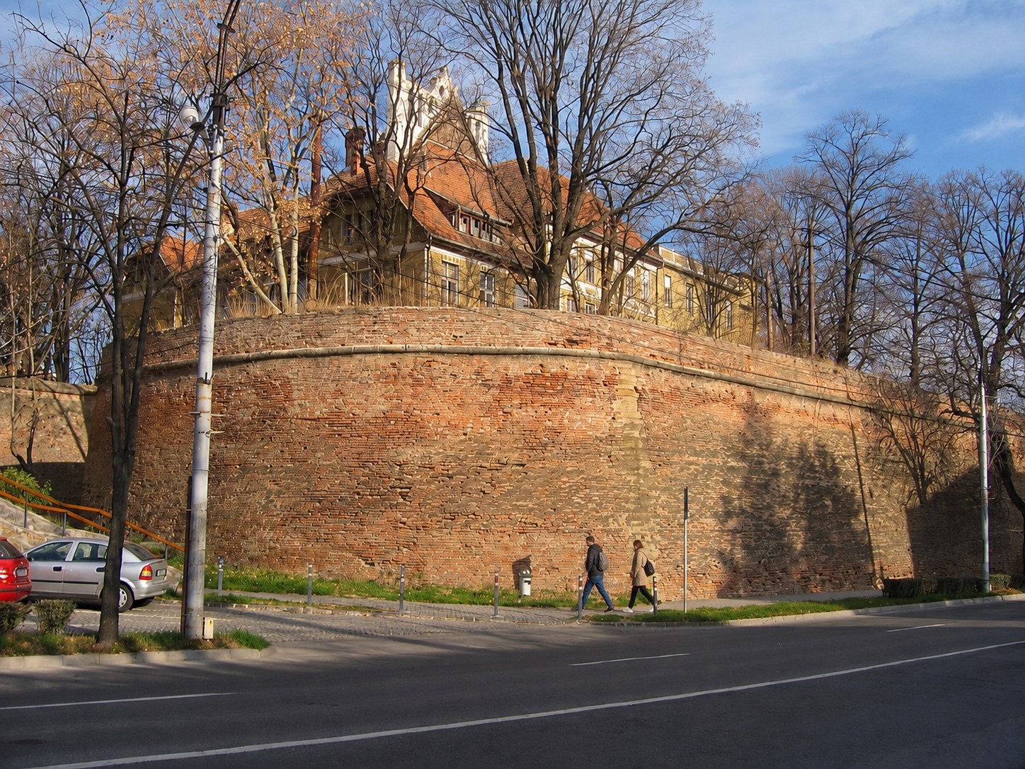 Primăria Sibiu propune investiții de peste 20 de milioane de lei pentru restaurarea Bastionului Haller și a zidurilor Cazarmei 90