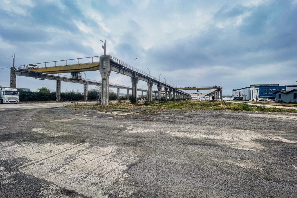Capătul de linie din zona Vest – Unul dintre capetele de traseu ale trenului periurban din Sibiu ar urma să fie amplasat în spatele depozituluide marfă Arabesque, fostul depou BJATM din Zona Industrială Vest