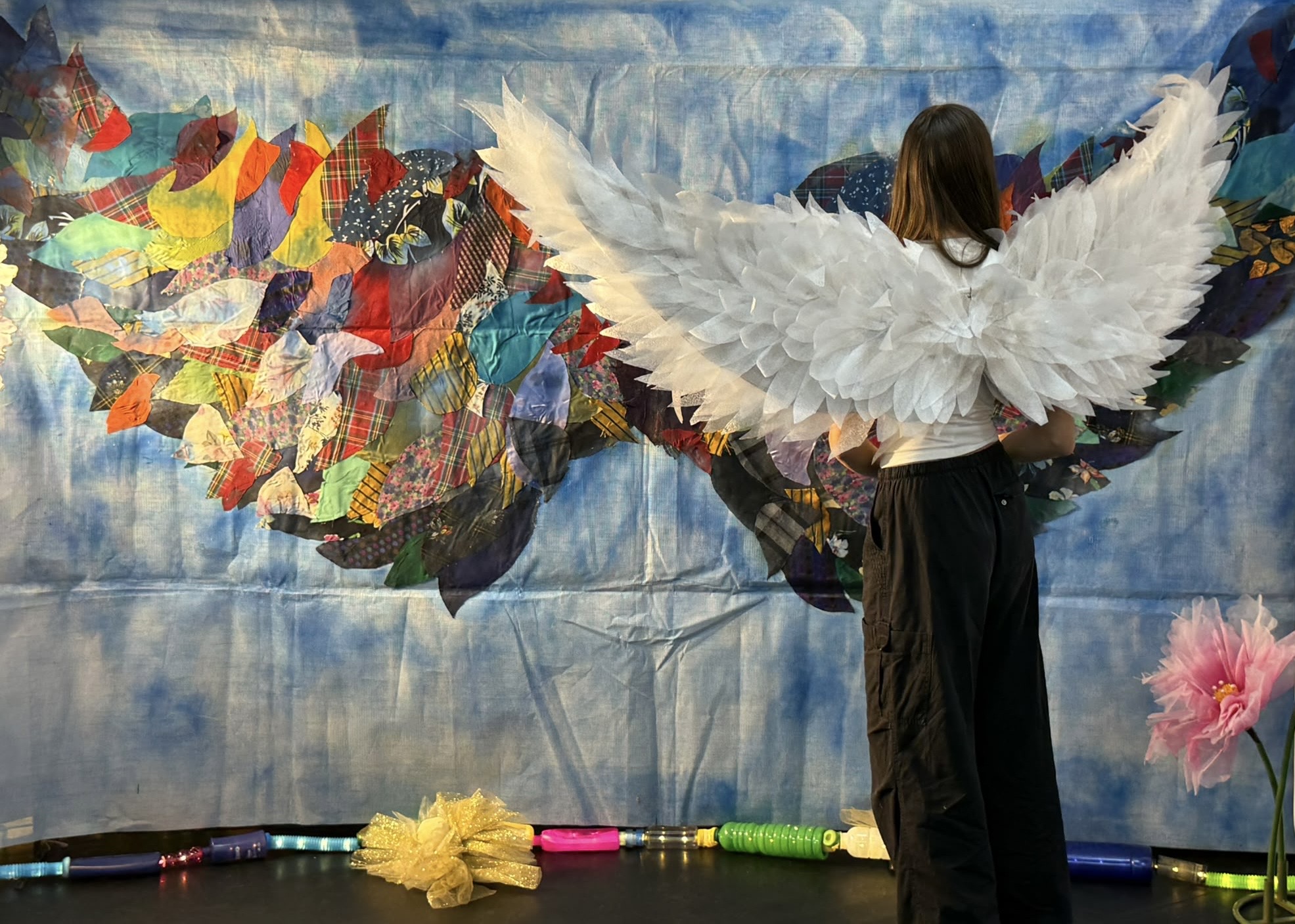 Din sticle, capace și cartoane, elevii și studenții au creat adevărate opere de artă