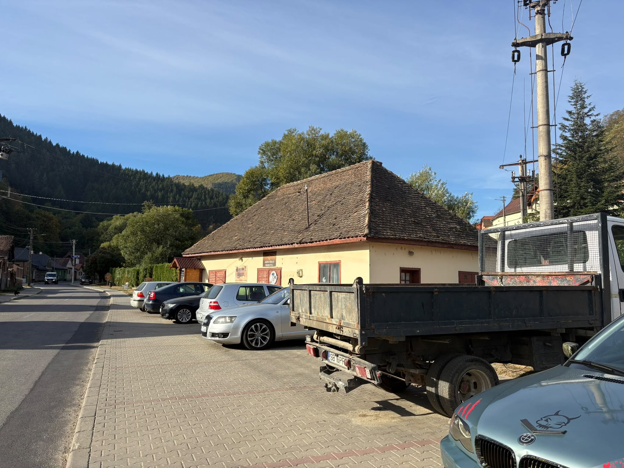 GURA RÂULUI: Se reface acoperișul fostei remize de pompieri
