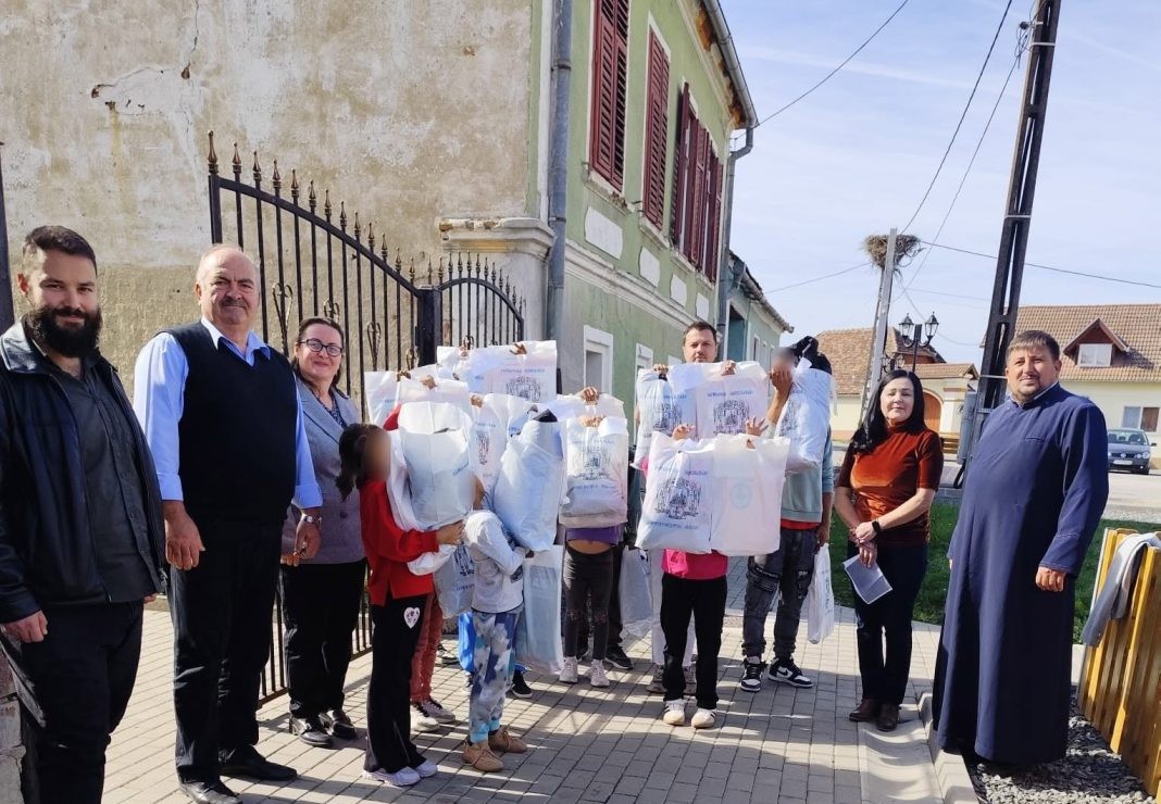 MERGHINDEAL: Elevii au primit haine pentru sezonul rece și cadouri din partea Arhiepiscopiei Sibiului