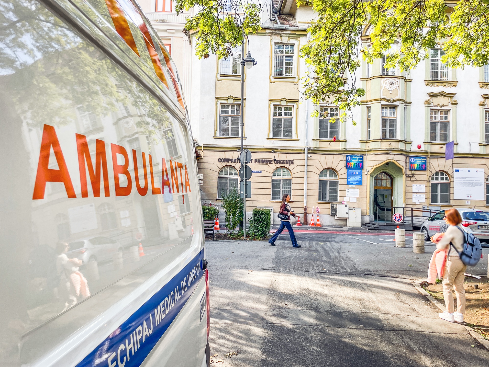 Copil de 8 ani, acroșat de o mașină în Șura Mică. A fost transportat la spital