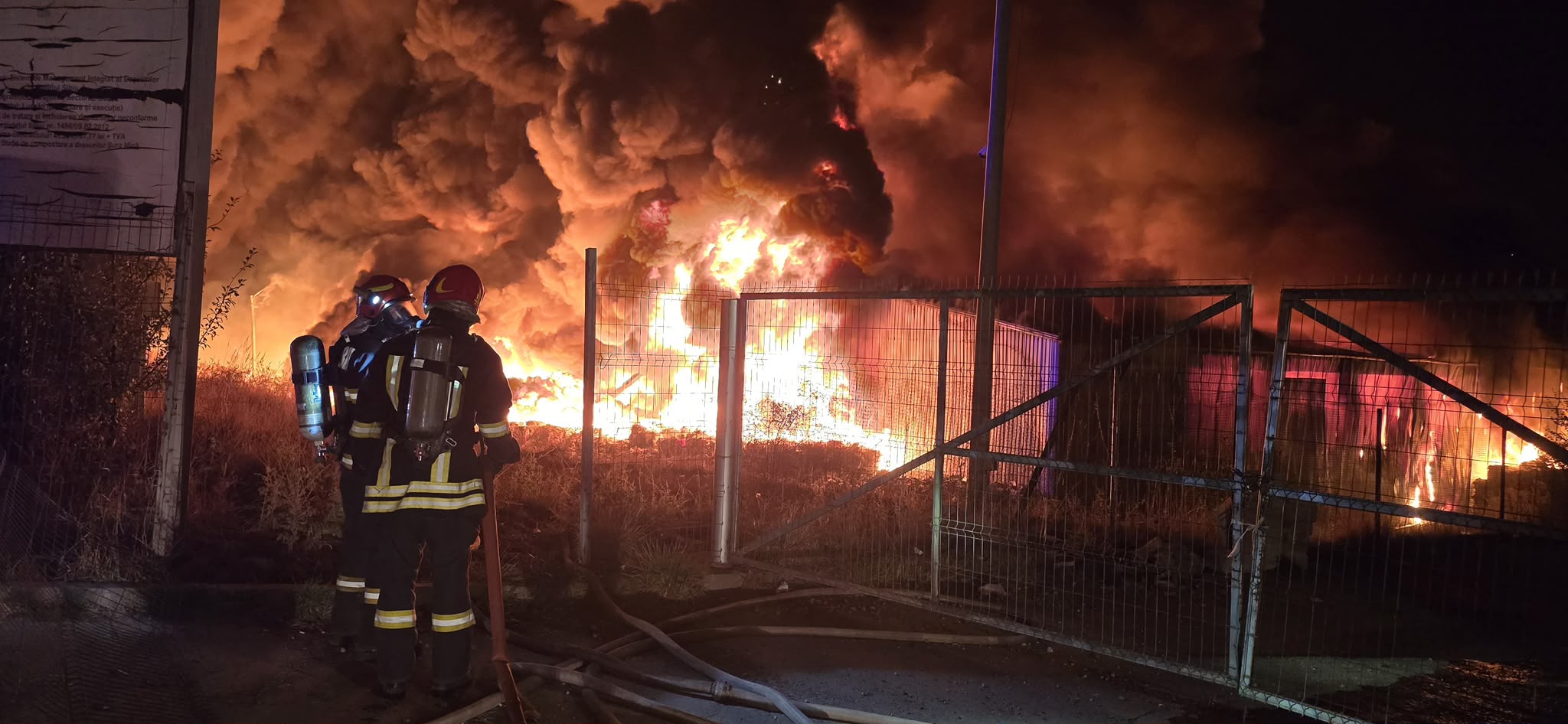 UPDATE | Incendiu major la o hală de reciclare a deșeurilor din Rusciori. Pompieri din Alba, Mureș și Brașov intervin alături de colegii sibieni