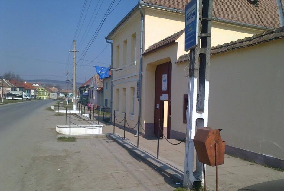 ALȚÂNA: Beat și fără permis, un tânăr de 23 de ani a lovit o mașină parcată și un gard. A fost reținut