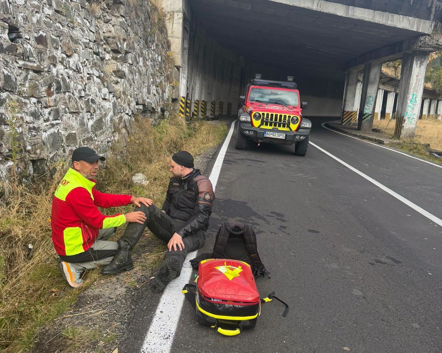 Motociclist accidentat pe Transfăgărășan. Salvamontiștii îi acordă primul ajutor