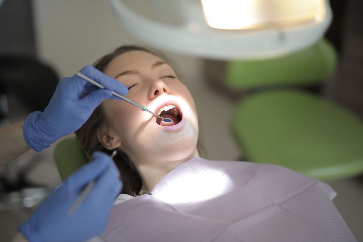 Sănătatea orală după 30 de ani: gingiile pot da semnale înainte să apară durerea