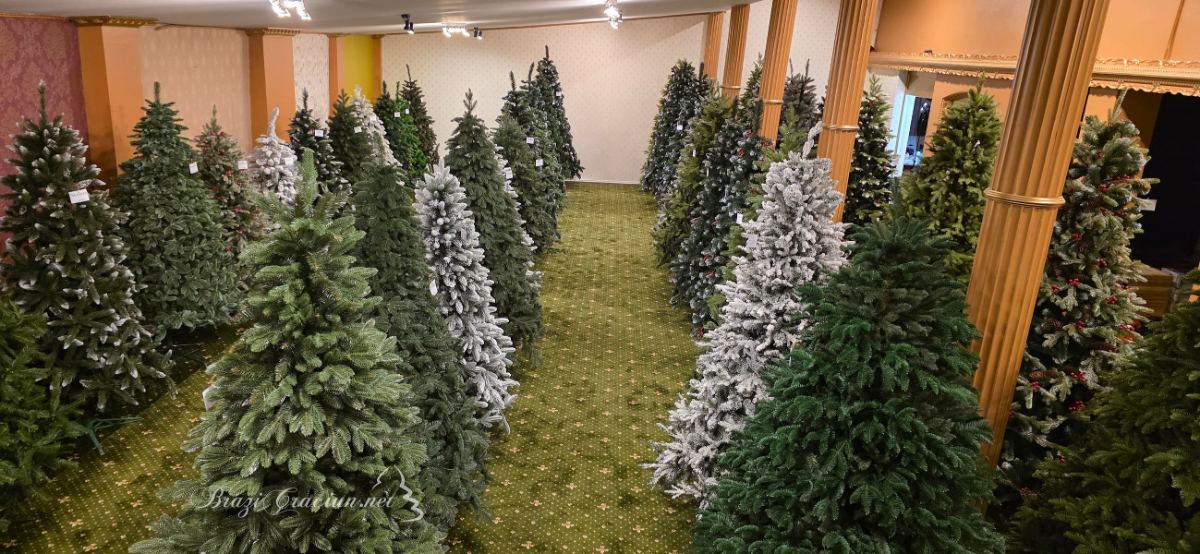Cât costă un brad artificial în 2026? Exemple de prețuri și modele expuse într-un showroom din București