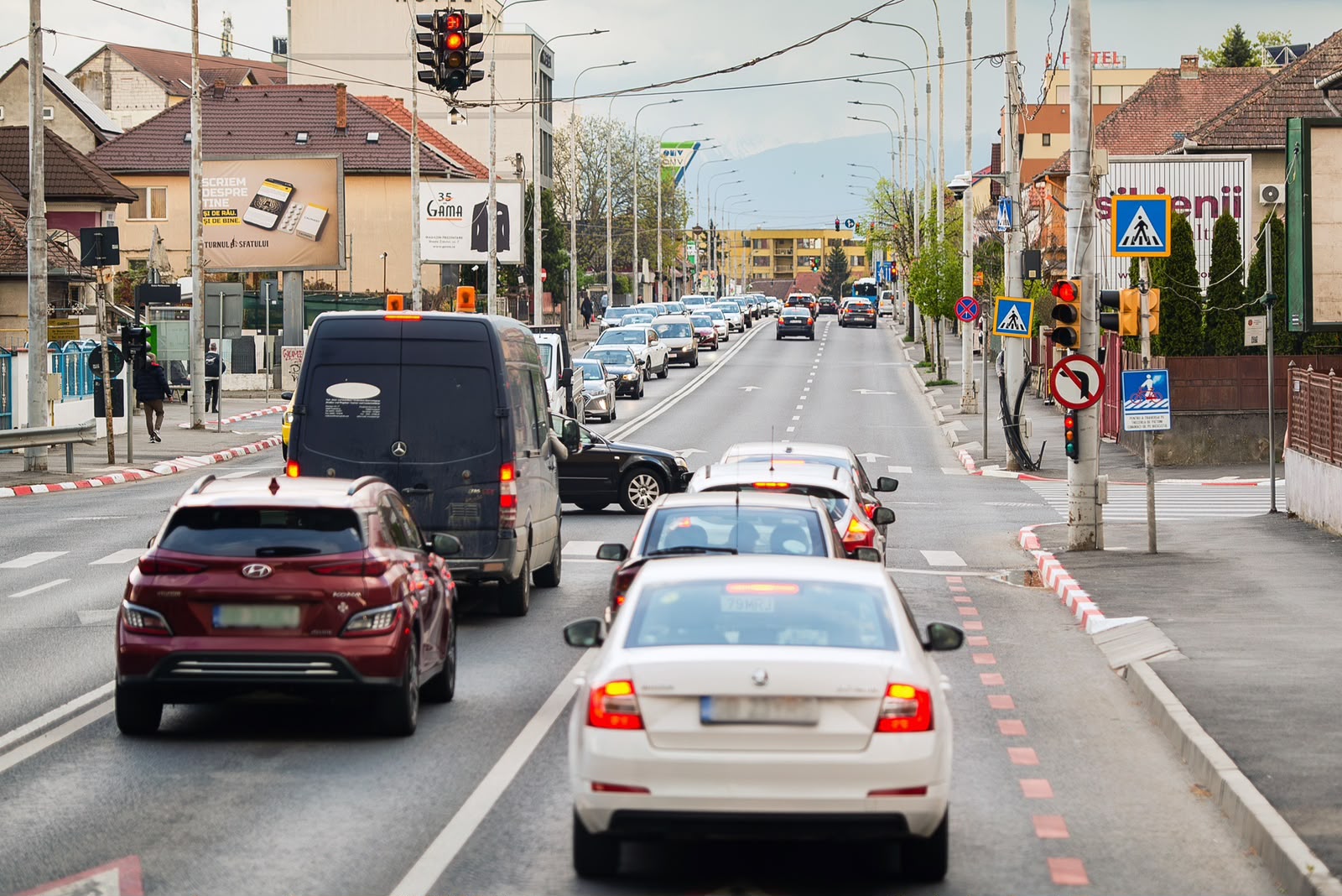 Motocicliștii vor putea înainta printre mașinile oprite la semafor și folosi benzile pentru autobuze. Parlamentul a adoptat noile reguli